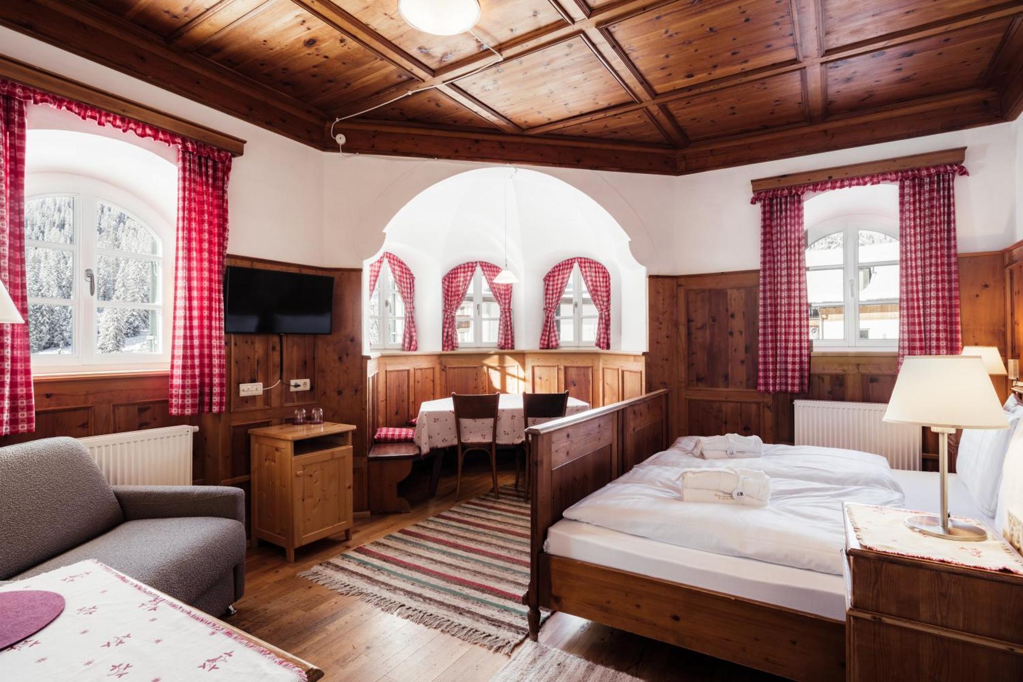Hotel Dolomitenhof & Chalet Alte Post Сесто Экстерьер фото